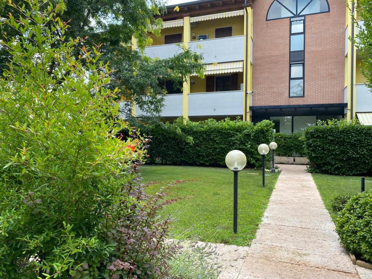 La Lanterna - Appartamenti In Residence Con Piscina Desenzano del Garda Exterior photo